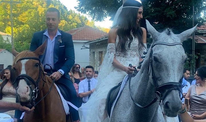 Με άλογα στην εκκλησία  έφτασε νύφη η Ανθή Βούλγαρη- Δείτε αποκλειστικές photos
