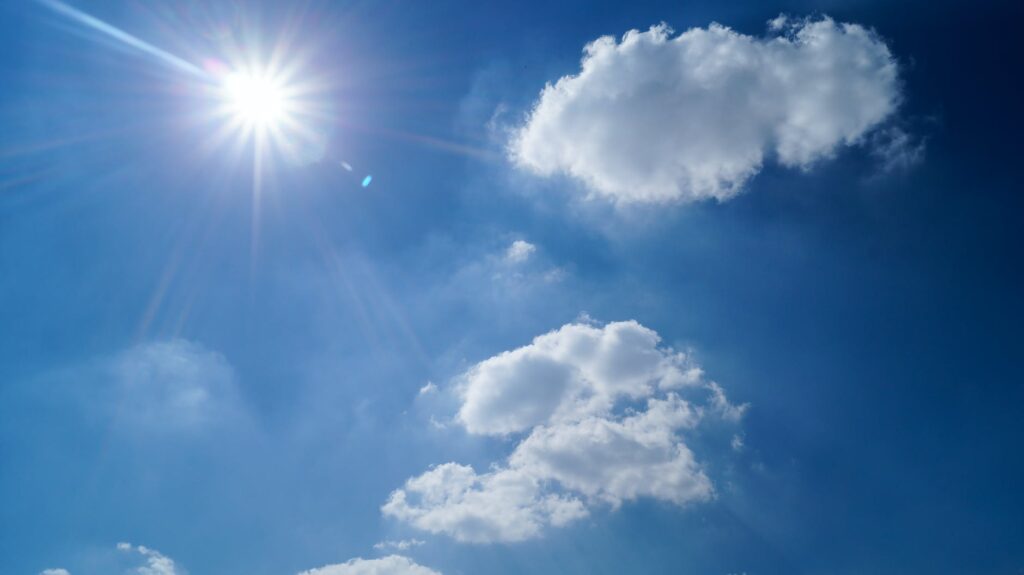 Καιρός: Ηλιοφάνεια με το θερμόμετρο έως τους19 βαθμούς – Άνοδος της θερμοκρασίας αύριο