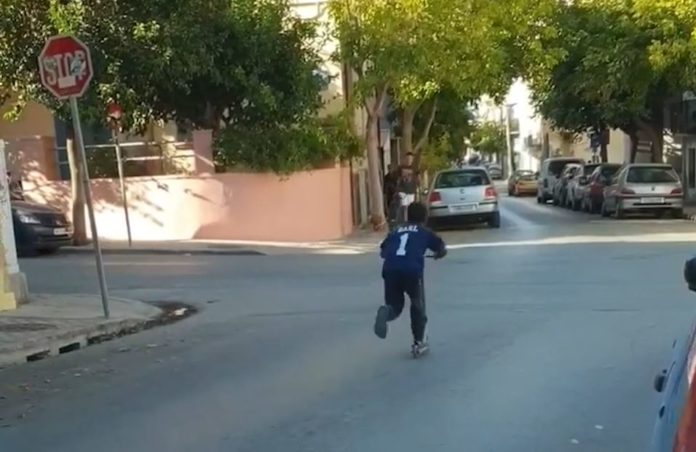 Σοκαριστικό βίντεο στα Χανιά: Aγοράκι με πατίνι παραβιάζει Stop χωρίς να σταματήσει