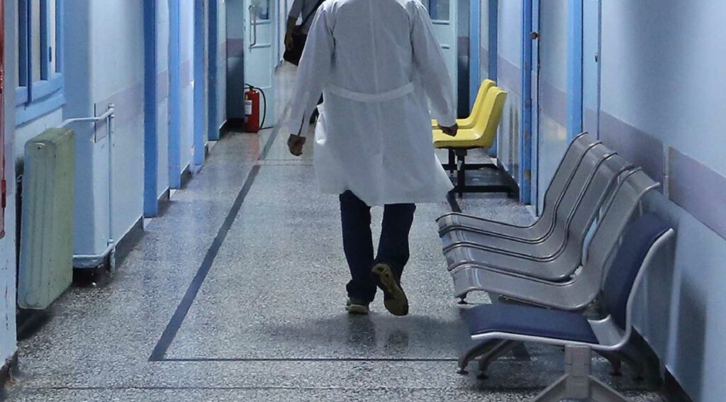 Πανδημία: Ολοένα και περισσότεροι γιατροί και νοσηλευτές νιώθουν burn out και θέλουν να αλλάξουν δουλειά