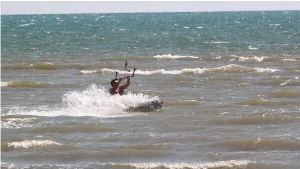 Τραγωδία στη Ρόδο: Νεκροί δύο kitesurfers – O αέρας τους έριξε στα βράχια