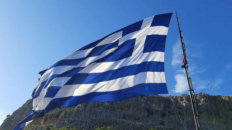 Κρήτες ύψωσαν στο Καστελόριζο τη μεγαλύτερη ελληνική σημαία!