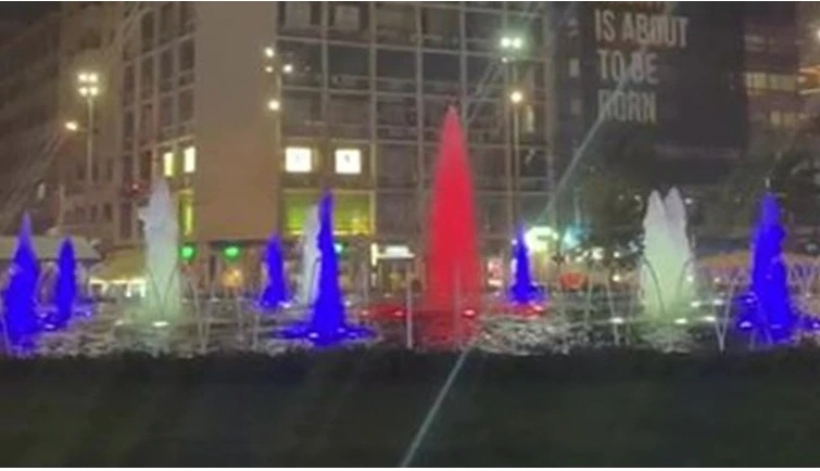 Στα χρώματα της γαλλικής σημαίας φωταγωγήθηκε το σιντριβάνι της Ομονοίας (Video)
