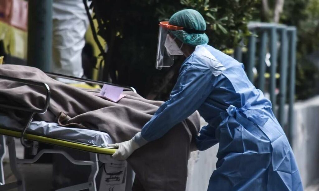 Κορονοϊός: Ο «αόρατος εχθρός» θερίζει τη Θεσσαλονίκη – Στη «μάχη» κινητό νοσοκομείο στο 424