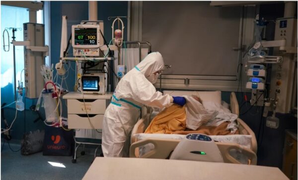 Η τραγική ιστορία 45χρονου με αναπηρίες που νοσεί από κορονοϊό: Βρέθηκε να κλαίει δίπλα στη νεκρή μάνα του