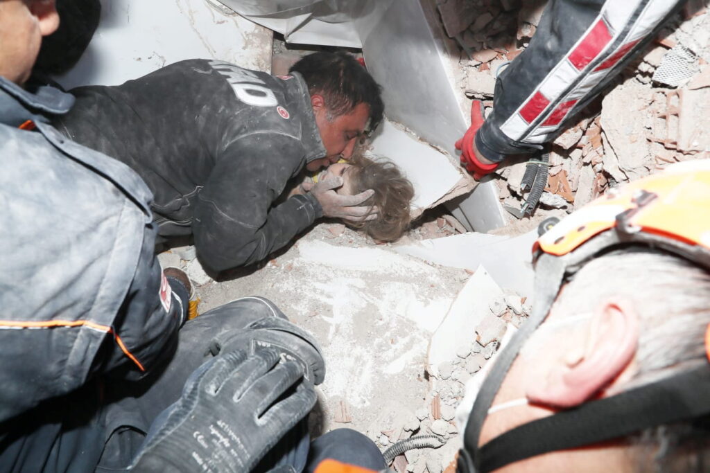 Τουρκία: Κι άλλο θαύμα στα ερείπια του σεισμού! Ανασύρθηκε η 4χρονη  Αϊλά  91 ώρες μετά!