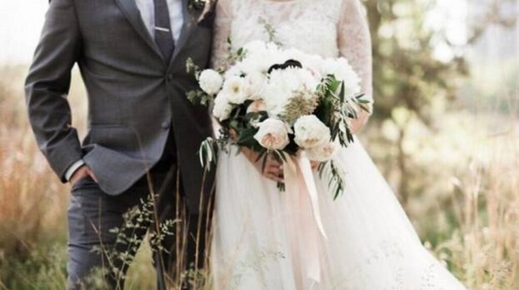 Αποκλειστικό: Παντρεύεται πασίγνωστος Έλληνας τραγουδιστής-Δείτε το προσκλητήριο του γάμου του