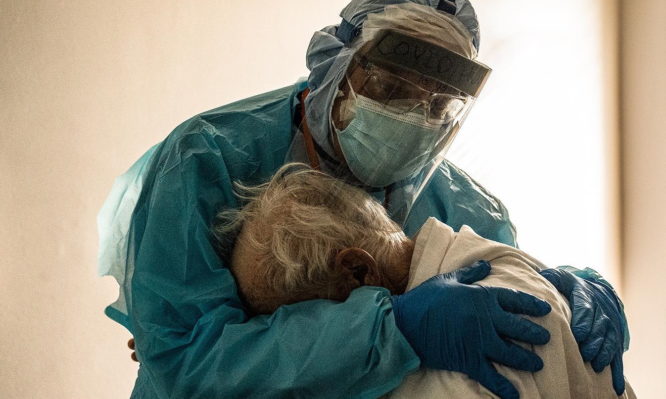 Γιατρός παρηγορεί μοναχικό ασθενή COVID-19: Η ιστορία πίσω από την φωτογραφία που κάνει τον γύρο του διαδικτύου