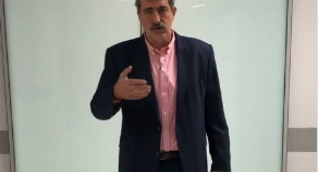 Ο Πολάκης φωτογραφίζεται στη ΜΕΘ του «Σωτηρία» χωρίς μάσκα!