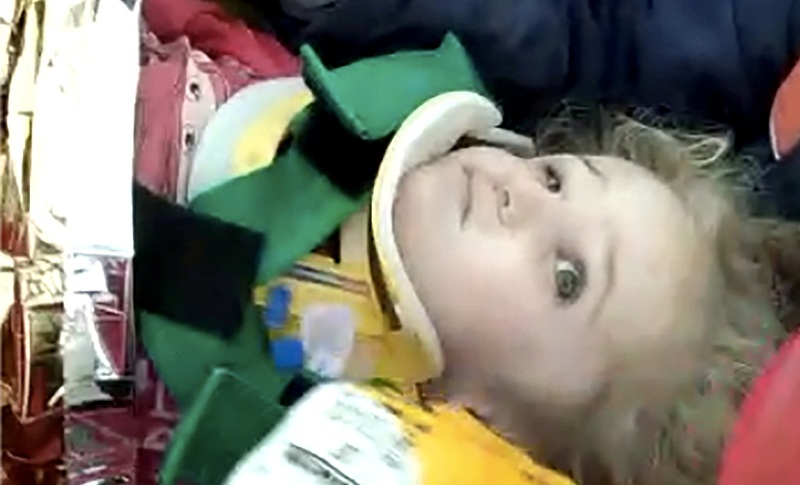 Σμύρνη: 3χρονο κοριτσάκι ανασύρθηκε ζωντανό μετά από 65 ώρες! Στιγμές που προκαλούν “σφίξιμο” στην καρδιά (video)