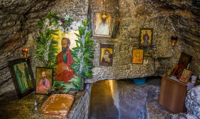 Τί συμβαίνει με το σπήλαιο της Χαλκιδικής και το αγίασμα- Γιατί οι πιστοί αφήνουν τα εσώρουχα τους - Zinapost.gr