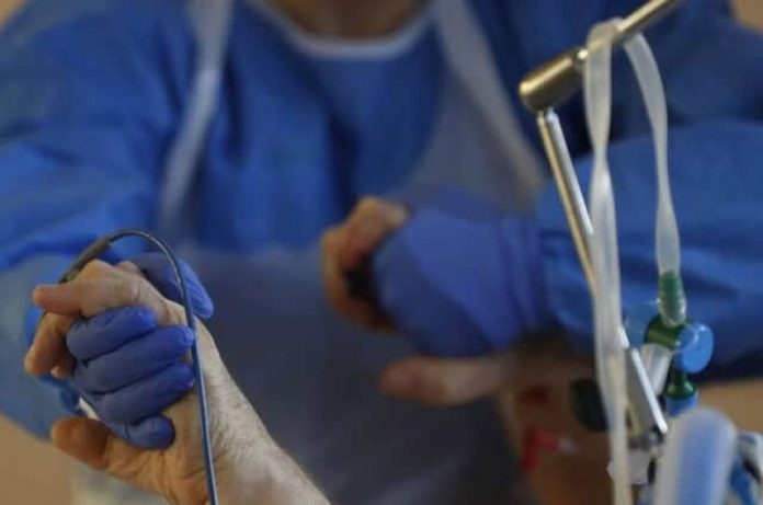 Συγκλονίζει η  μαρτυρία Κρητικού νοσηλευτή στην Έδεσσα: “Ξεψυχούν κρατώντας μας το χέρι”