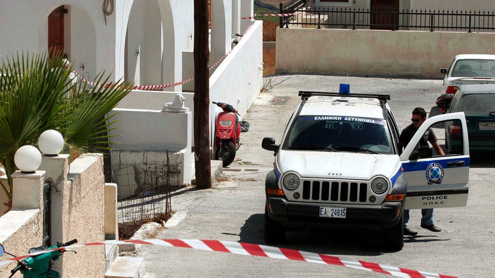 Σαντορίνη: 20χρονος Αλβανός σκότωσε τον ξενοδόχο στο ξύλο – Έλουσε το πτώμα με βότκα και του έβαλε φωτιά