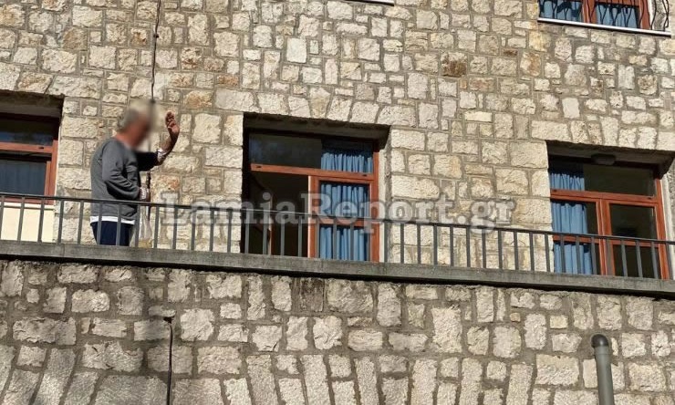 Λαμία: Ασθενής με κορωνοϊό άκουσε τα κάλαντα και έβαλε τα κλάματα – Δείτε  το συγκινητικό video