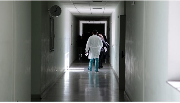 Θεσσαλονίκη: Νοσηλευτής έστησε “εντατική κορονοϊού” στο σπίτι του για να φροντίσει την πεθερά του