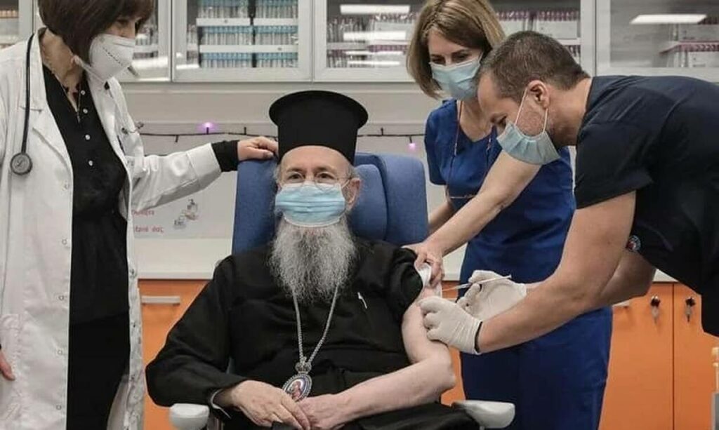 Εμβόλιο κορονοϊού: Ο Θεούλης… που εμβολίασε τον Μητροπολίτη Ιερόθεο!