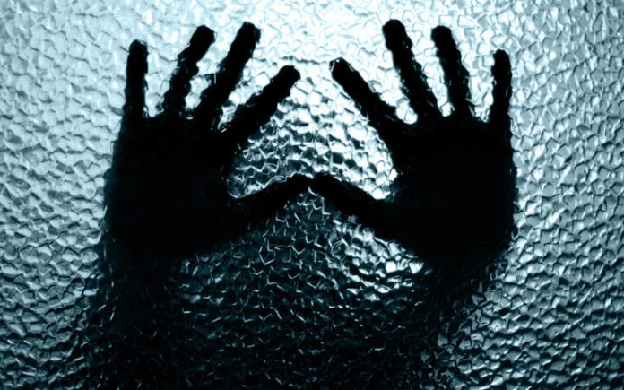 Λάρισα: «Πνευματιστής» βίασε την 22χρονη κόρη του φίλου του