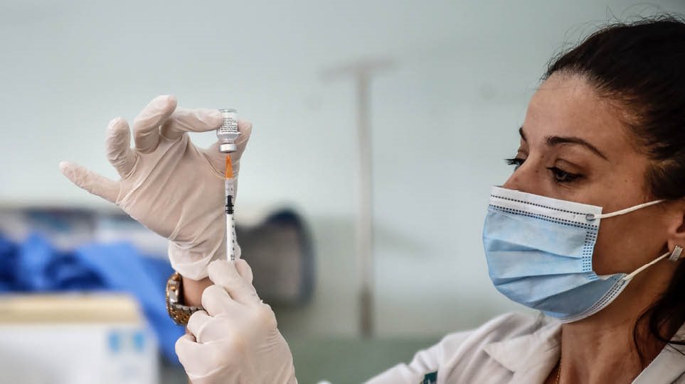 Εμβόλια: Ποιοι θα έχουν εμβολιαστεί έως τον Μάρτιο – Οδηγίες βήμα προς βήμα