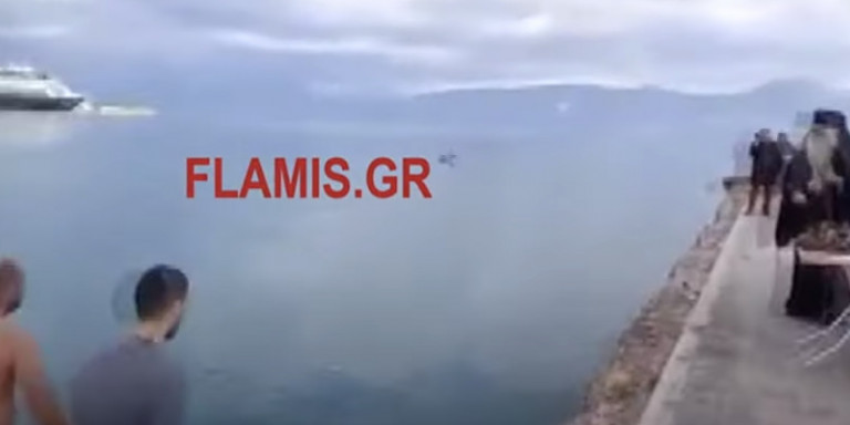 Απίστευτοι στο Αίγιο: Ο Αμβρόσιος με τον μητροπολίτη έριξαν τον σταυρό στο θάλασσα, βούτηξαν και πιστοί -Επεσαν πρόστιμα