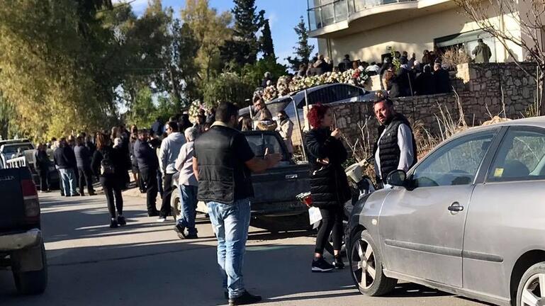 Ράγισαν και οι πέτρες-Ανείπωτη η οδύνη στο “ύστατο χαίρε” για την  37χρονη Όλγα και την κορούλα της