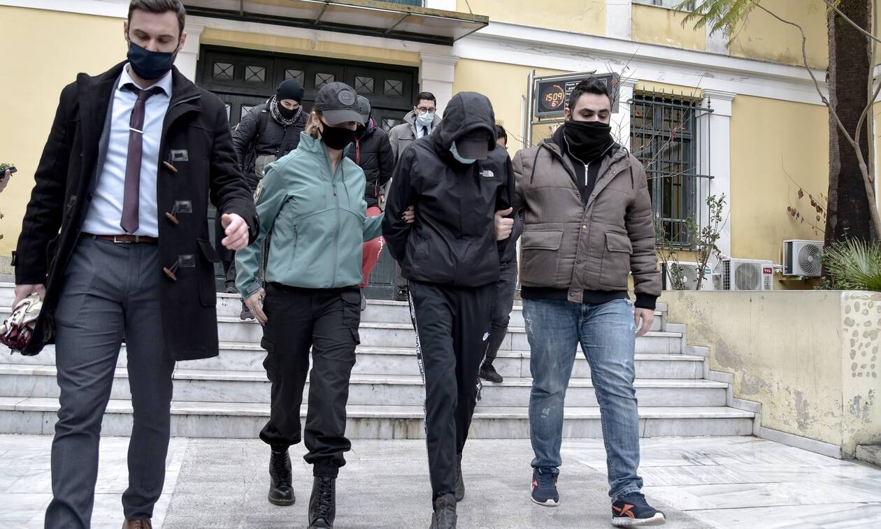 Ελεύθεροι με περιοριστικούς όρους αφέθηκαν μετά την απολογία τους στον ανακριτή οι δύο ανήλικοι που επιτέθηκαν και χτύπησαν με βάναυσο τρόπο τον σταθμάρχη στο μετρό της Ομόνοιας.