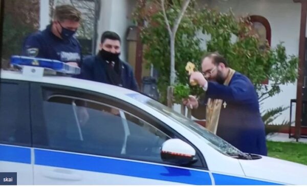 Θεοφάνεια – Η εικόνα της ημέρας: Ιερέας αγιάζει περιπολικό και αστυνομικούς έξω από την εκκλησία