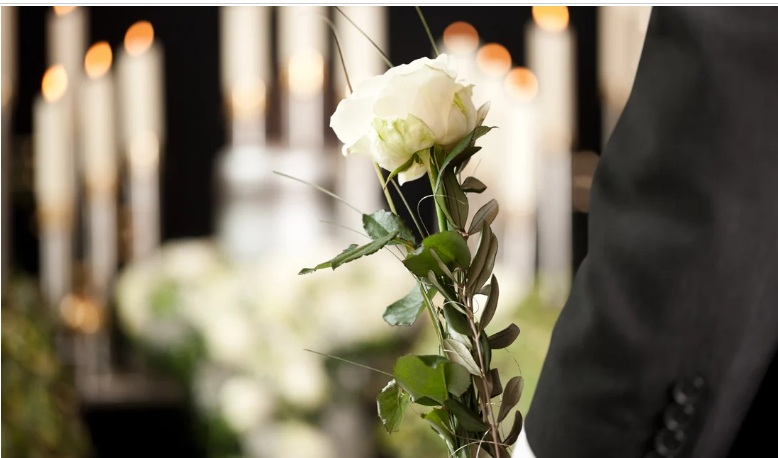 Σπαραγμός στην κηδεία της 19χρονης Αγλαΐας που σκοτώθηκε σε τροχαίο – Κατέρρευσε η μητέρα της