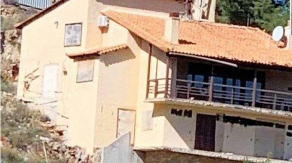 Συνθήματα κατά του Πέτρου Φιλιππίδη στην εξοχική κατοικία του στο Σοφικό Κορινθίας