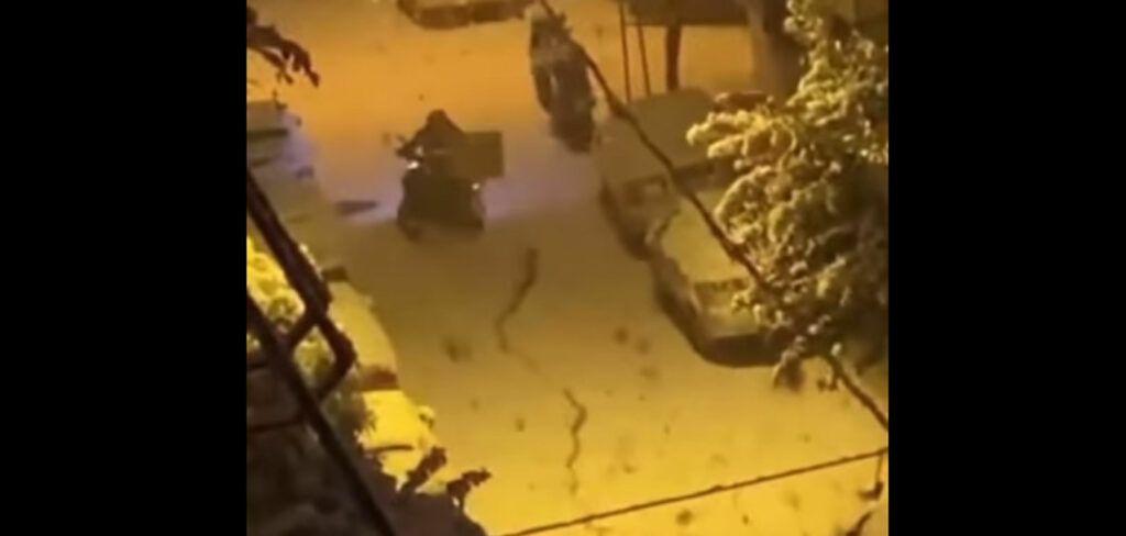 Ο delivery που πάλεψε με το χιόνι: το viral βίντεο που προκάλεσε οργή