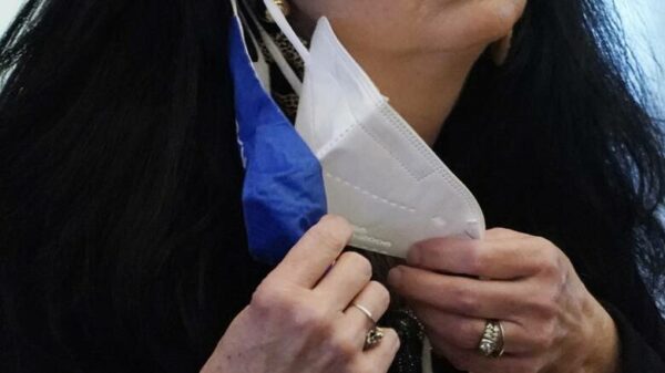 Ελληνας ερευνητής στις ΗΠΑ: Τι ισχύει για τη διπλή μάσκα, το κόλπο για να δούμε αν εφαρμόζει σωστά