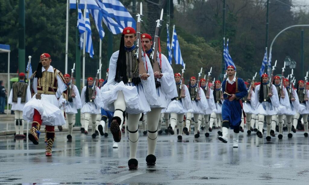 25η Μαρτίου: Όλα όσα θα δούμε στην παρέλαση – Ο έφιππος εύζωνας, τα Rafale, τα F-16 και τα μηνύματα