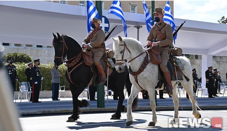 25η Μαρτίου: Εντυπωσιακές εικόνες από τους έφιππους με τις παραδοσιακές στολές