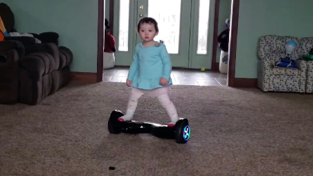 Αυτή η πιτσιρίκα είναι… master στο Hoverboard!