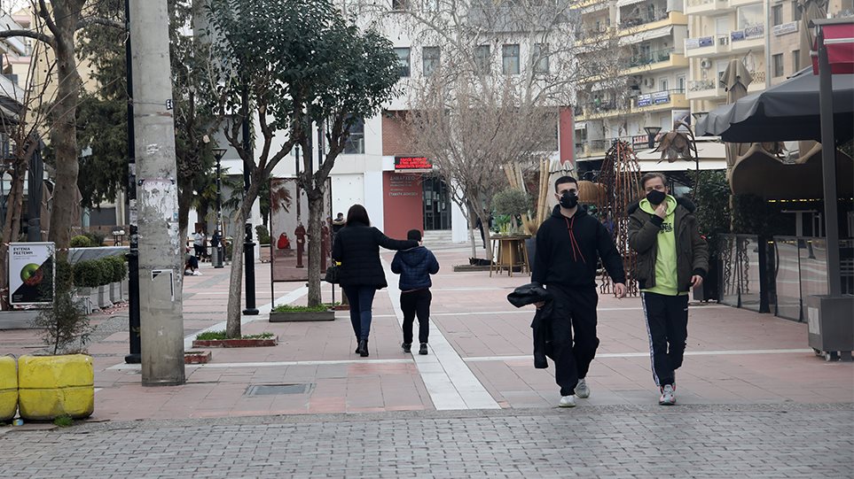 Διπλό αρνητικό ρεκόρ με 3.465 νέα κρούσματα και 630 διασωληνωμένους