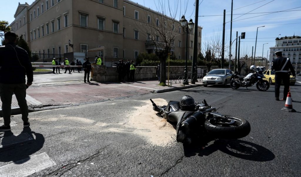 Στα χέρια των ανακριτικών αρχών το βίντεο με τον τροχονόμο μετά το τροχαίο με τον Ιάσονα έξω από τη Βουλή