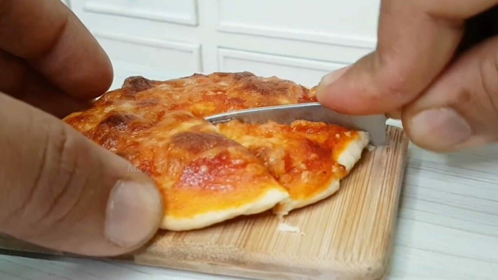 Σεφ φτιάχνει μίνι πίτσα… διαίτης με μικροσκοπικά σκεύη