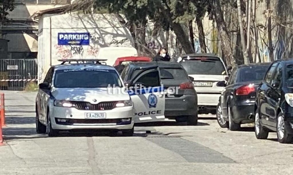 Θρίλερ στη Θεσσαλονίκη: Toν βρήκαν νεκρό έξω από το αυτοκίνητό του