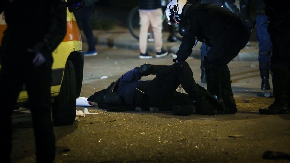Νέα Σμύρνη-Συγκλονίζουν οι μαρτυρίες αστυνομικών: Μας ήθελαν νεκρούς: «Έλεγαν ο ένας στον άλλον “γ@@@@ τον, σκοτώστε τον, ψόφα κ@λομπάτσε”…»