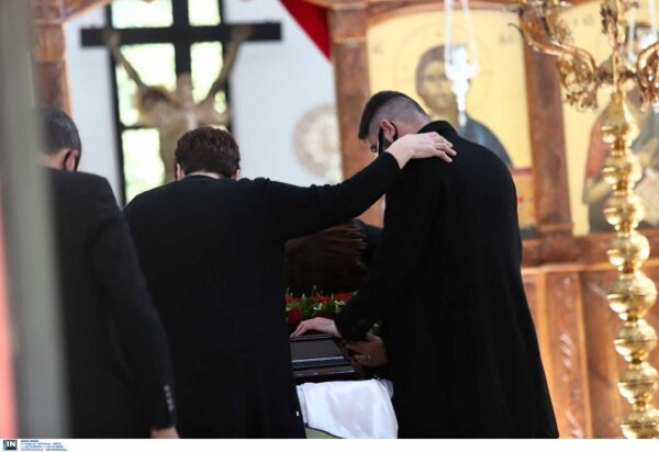 Γιώργος Καραϊβάζ: Η κηδεία και η εικόνα που έκανε τους πάντες να δακρύσουν