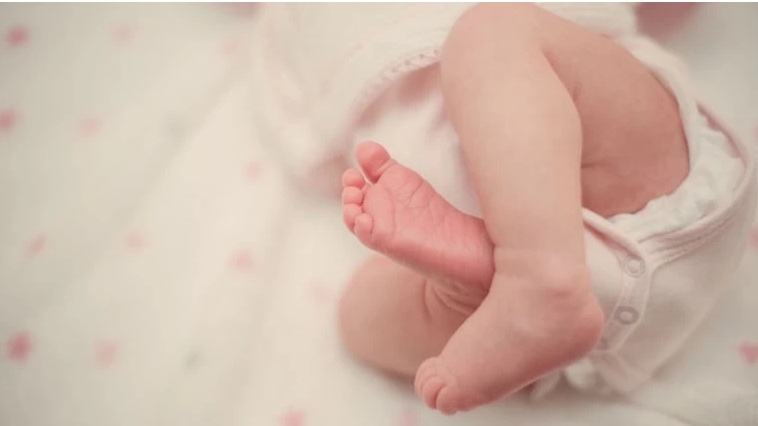 Ασπρόπυργος: Επέζησε το νεογέννητο – Σοκάρουν οι εικόνες από τον σκουπιδότοπο που βρέθηκε