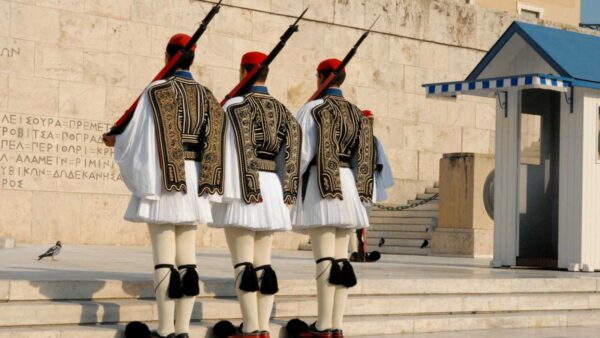 Απίστευτο περιστατικό στην Ηρώδου Αττικού: Μεθυσμένος πρώην ΟΥΚας προσπάθησε να πάρει το όπλο εύζωνα