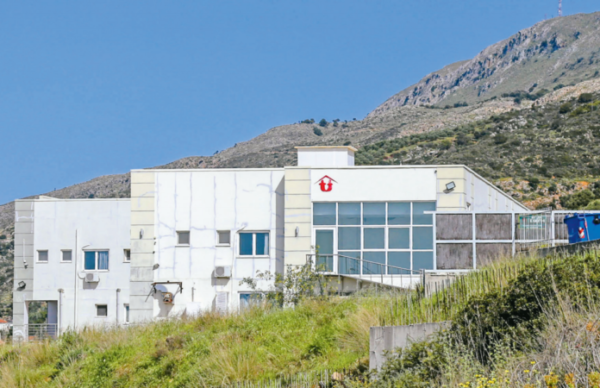 Γηροκομείο στα Χανιά: “Βρήκα τη μάνα μου δεμένη σε ένα καρότσι στο υπόγειο – Γύρω της άλλοι 20 τρόφιμοι δεμένοι”