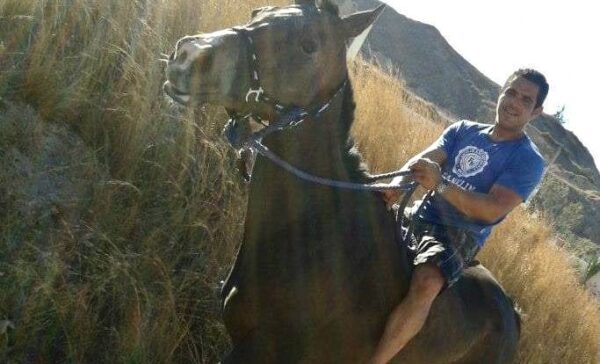 Θρήνος στη Σαντορίνη: Το συγκινητικό “αντίο” στο Μανώλη που «έφυγε» στην άσφαλτο