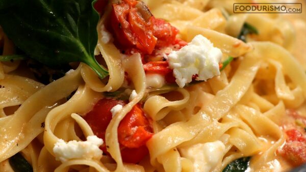 Ταλιατέλες με σπανάκι και ντοματίνια σε κρεμώδη σάλτσα φέτας – κουρκουμά