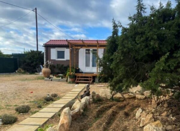 Γνωστός μακιγιέρ ζει μόνιμα σε τροχόσπιτο στη Γαύδο – Γιατί δεν του δίνουν άδεια χρήσης νερού; (Photos- Video)