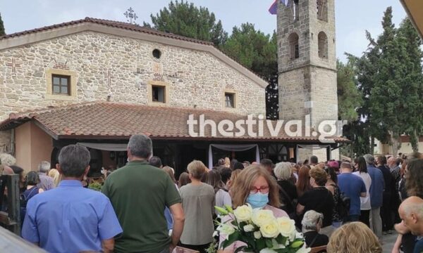 Θεσσαλονίκη: Σπαραγμός στην κηδεία της 14χρονης-Ράγισε καρδιές ο ιερέας πατέρας της με αυτό που ζήτησε όταν έφτασε η σορός του παιδιού