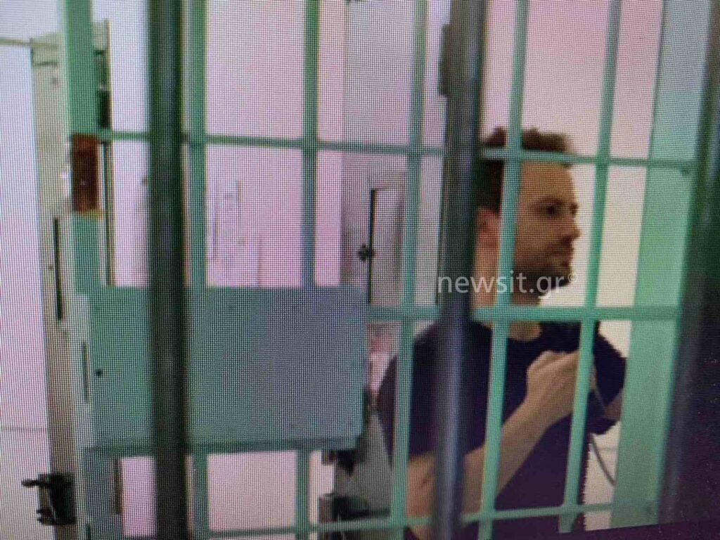 Γλυκά Νερά: Νέες εικόνες του συζυγοκτόνου μέσα από τη φυλακή και τα τηλεφωνήματα που κάνει (Photos)