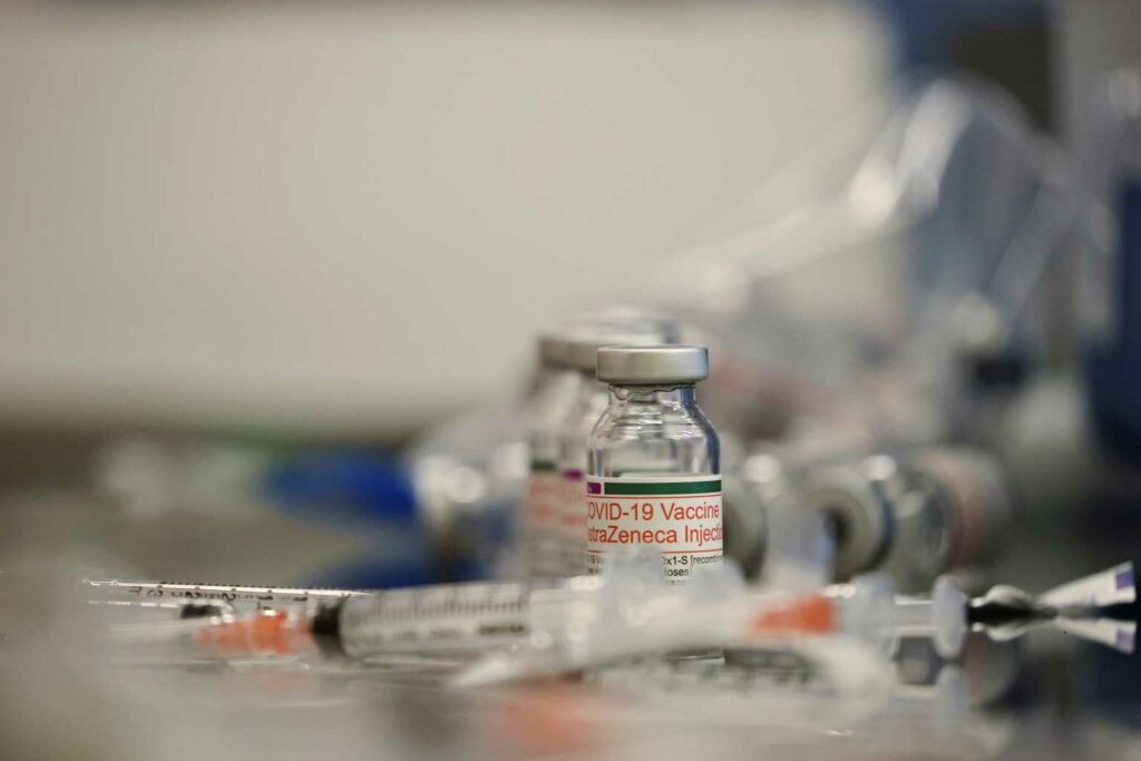 Εμβόλιο AstraZeneca: Δεν υπάρχουν στοιχεία επιπλοκών με τη δεύτερη δόση – Πόσο πιθανή είναι η θρόμβωση