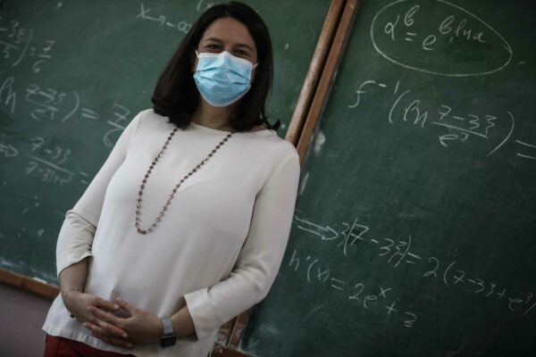 Χανιά: Μαθήτριες δημοτικού αιφνιδιάζουν τη Νίκη Κεραμέως και της ζητούν να διαβάσει αυτό το γράμμα