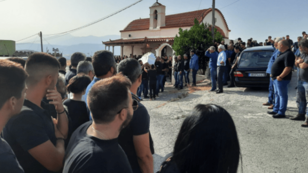 “Ράγισαν” καρδιές στο τελευταίο αντίο στον Θανάση